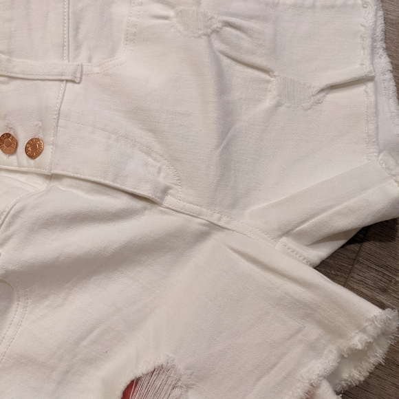 NWT, Guess, White, Shorts, Size 25 - Picture 3 of 5